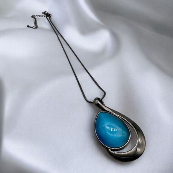 NWOT Lia Sophia Stunning Blue  Gunmetal Pendant Necklace Statement Rope chain - Picture 2 of 9
